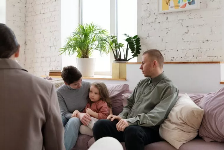 Πώς μιλάμε στα παιδιά για τις δύσκολες ειδήσεις; Πώς μιλάμε στα παιδιά για τις δύσκολες ειδήσεις;