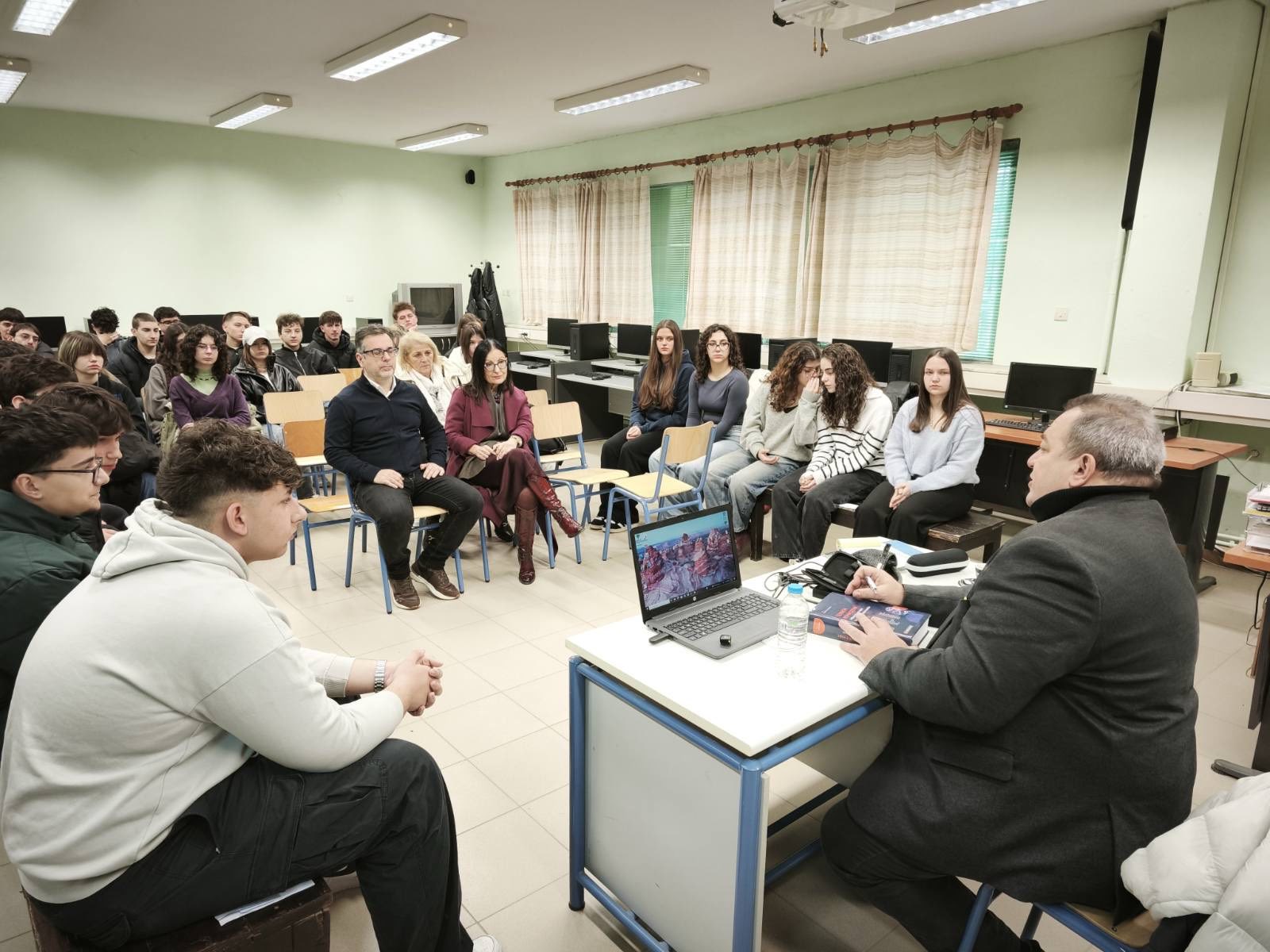 Στο 2ο ΛΥΚΕΙΟ ο ΕΥΡΙΠΙΔΗΣ ΣΤΥΛΙΑΝΙΔΗΣ προπόνησε τη νέα Γενιά για τη ΒΟΥΛΗ ΤΩΝ ΕΦΗΒΩΝ