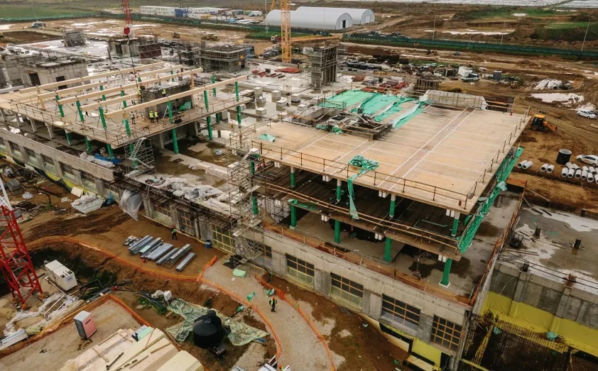 Αυτό υψώνεται, του παρόντος αγνοείται το μέλλον