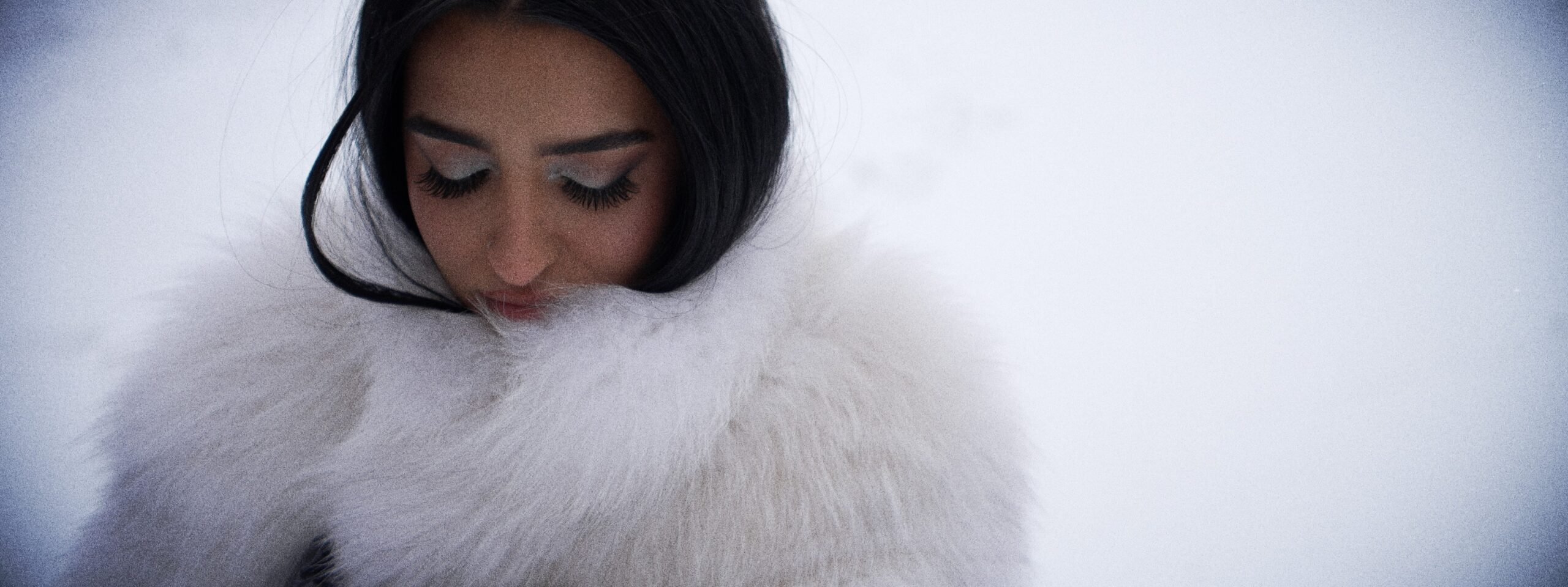 Η Αναστασία δίνει εικόνα στο “Βρέχει” μέσα από ένα δυναμικό cinematic video clip γυρισμένο εξ ολοκλήρου στην παγωμένη Νέα Υόρκη!