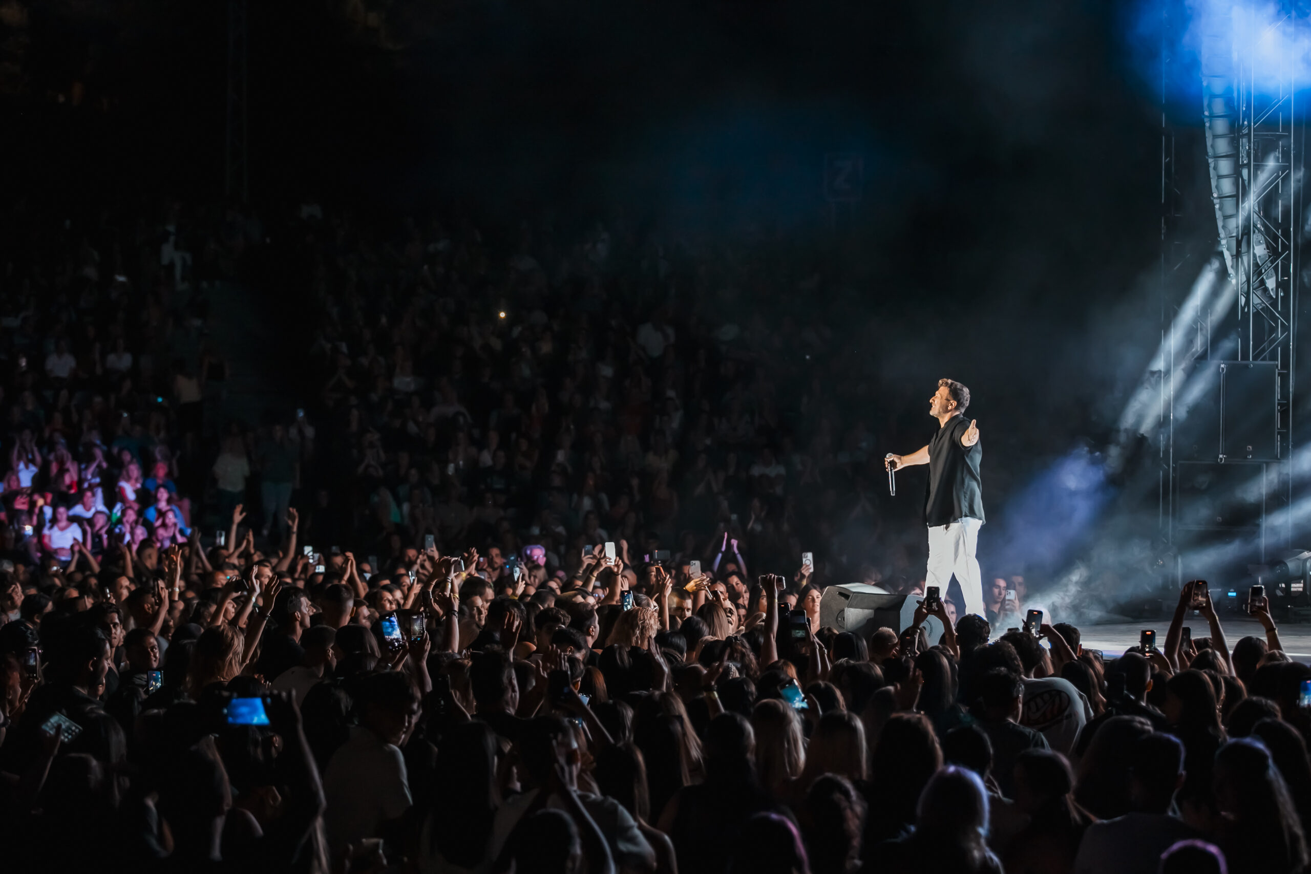 🎼 Γιάννης Πλούταρχος – «Δε Γίνεται»: Το νέο δυναμικό ζεϊμπέκικο του που έχετε ήδη αγαπήσει!