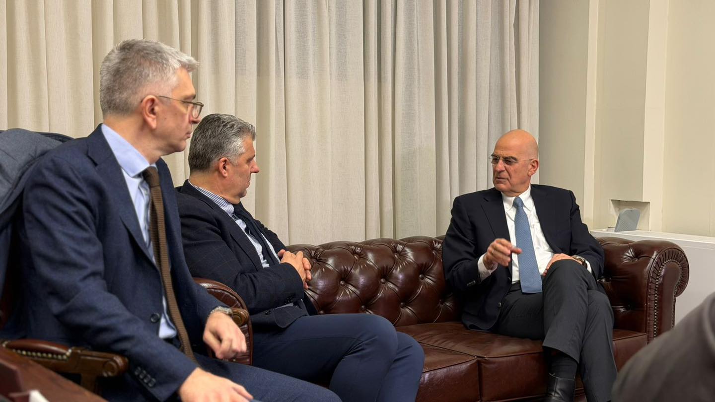 Συνάντηση του Περιφερειάρχη με τον Υπουργό Εθνικής Άμυνας – Ενίσχυση της συνεργασίας για την ασφάλεια και τις υποδομές στην ΑΜΘ