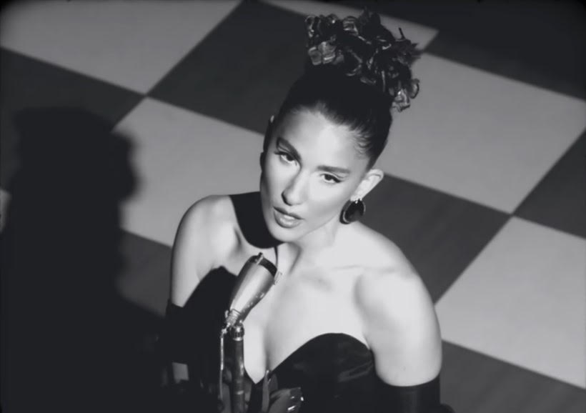 Evangelia: Σπάει πιάτα, χορεύει συρτάκι και απογειώνει το music video του PARÉA