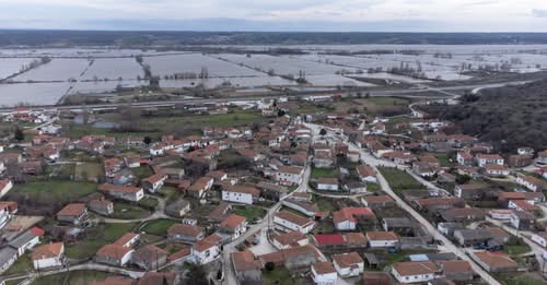 Ήχησε το 112 για υπερχείλιση του ποταμού Έβρου- Τα νερά έχουν φτάσει σε οικισμούς, πέρασαν σιδηροδρομικές γραμμές και πλημμύρισαν αγροκτήματα..