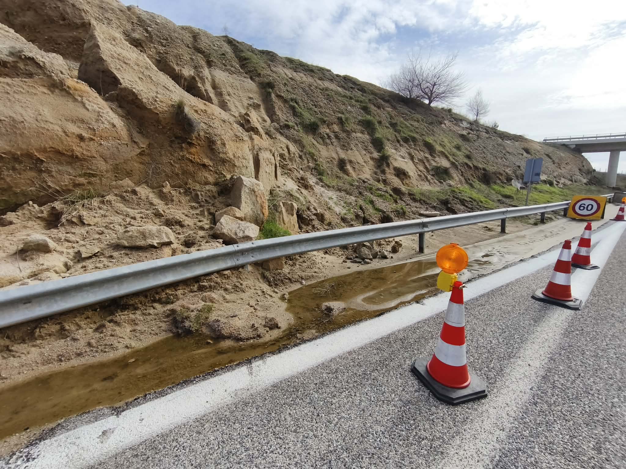 Καθίζηση “καρμανιόλα” στον Κάθετο Άξονα Μακάζα-Νυμφαία, στο ύψος της εξόδου προς Κάλχα Καθίζηση “καρμανιόλα” στον Κάθετο Άξονα Μακάζα-Νυμφαία, στο ύψος της εξόδου προς Κάλχα