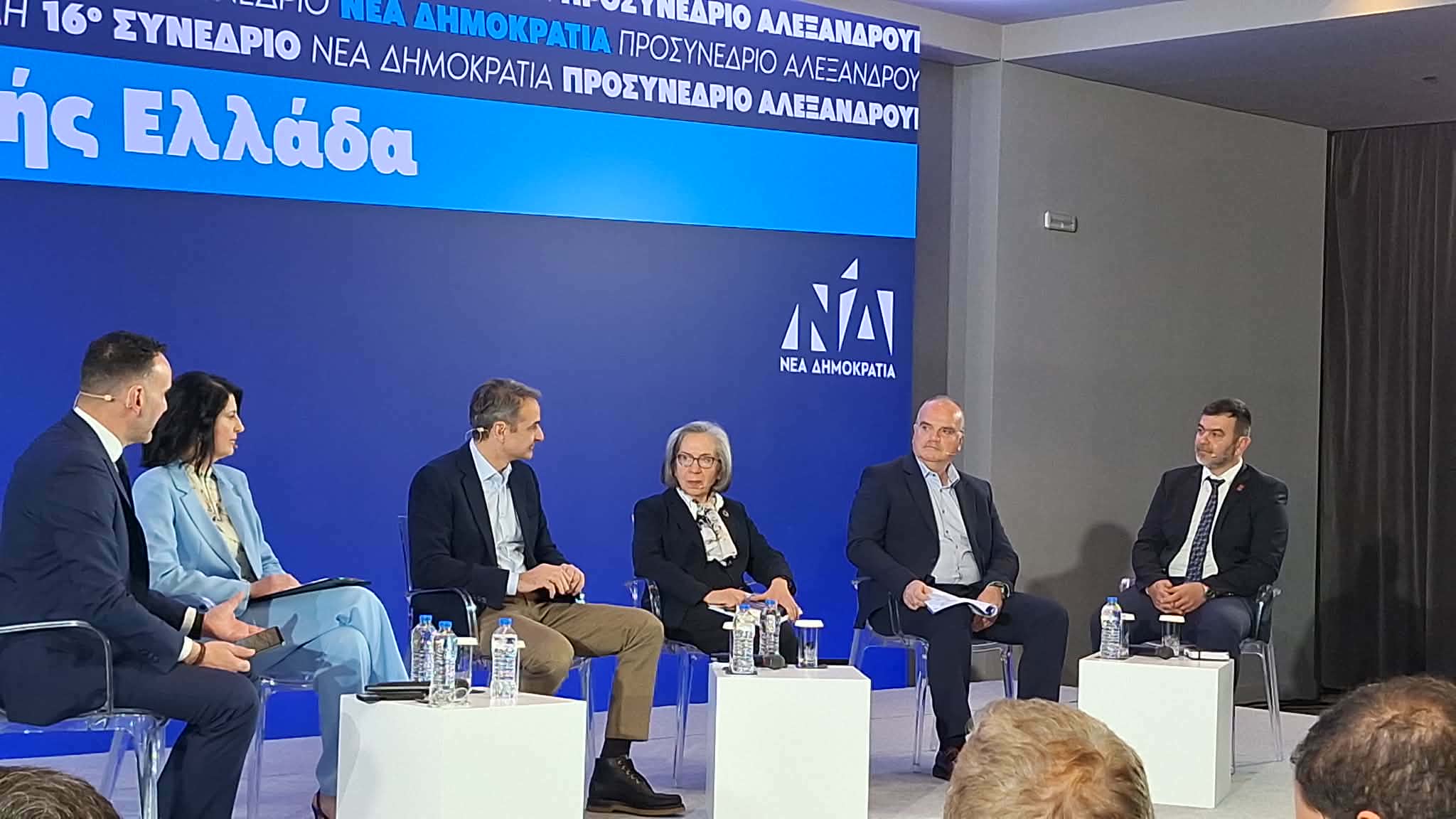 2ο Προσυνέδριο ΝΔ στην Αλεξανδρούπολη: Μεταναστευτικό, ενδοοικογενειακή βία και Πολιτική Προστασία ήταν οι κεντρικοί άξονες στις εισηγήσεις του πρωθυπουργού (video+φωτος) 2ο Προσυνέδριο ΝΔ στην Αλεξανδρούπολη: Μεταναστευτικό, ενδοοικογενειακή βία και Πολιτική Προστασία ήταν οι κεντρικοί άξονες στις εισηγήσεις του πρωθυπουργού (video+φωτος)