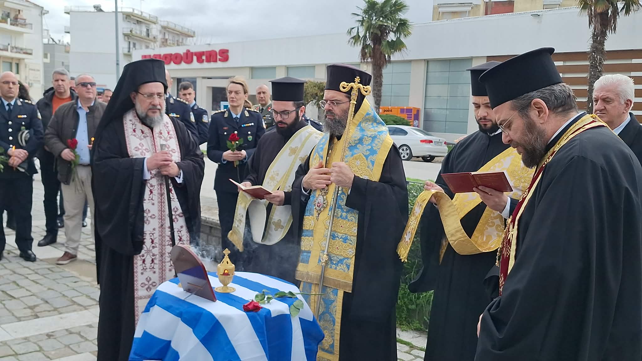 Τρισάγιο και κατάθεση στεφάνων τελέστηκαν στη μνήμην των Αστυνομικών που χάθηκαν εν ώρα καθήκοντος, στο Μνημείο των πεσόντων Αστυνομικών στο Αστυνομικό Μέγαρο Κομοτηνής (φωτος)