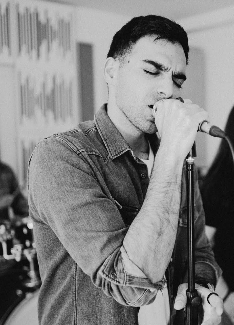 Ο Κωνσταντίνος Χατζηπολυκάρπου παρουσιάζει το άλμπουμ «Ο Έρωτας στα Χρόνια της Φοβέρας» Ο Κωνσταντίνος Χατζηπολυκάρπου παρουσιάζει το άλμπουμ «Ο Έρωτας στα Χρόνια της Φοβέρας»