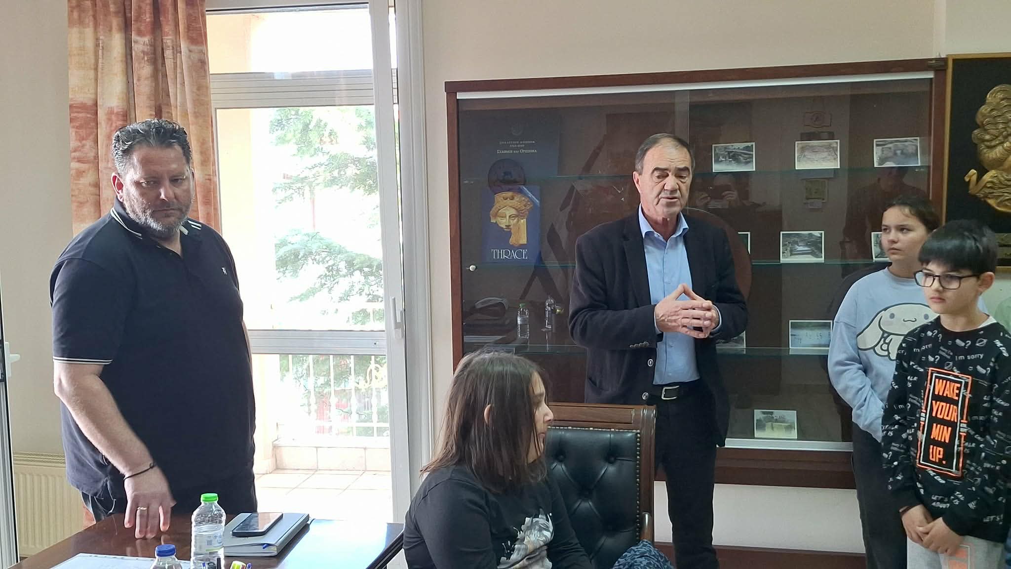 Αίτημα των μαθητών του Δημ. Σχολείου Ξυλαγανής προς τον Δήμαρχο Μαρώνειας -Σαπών, για χορήγηση απαραίτητων καθισμάτων στο σχολείο τους (video)