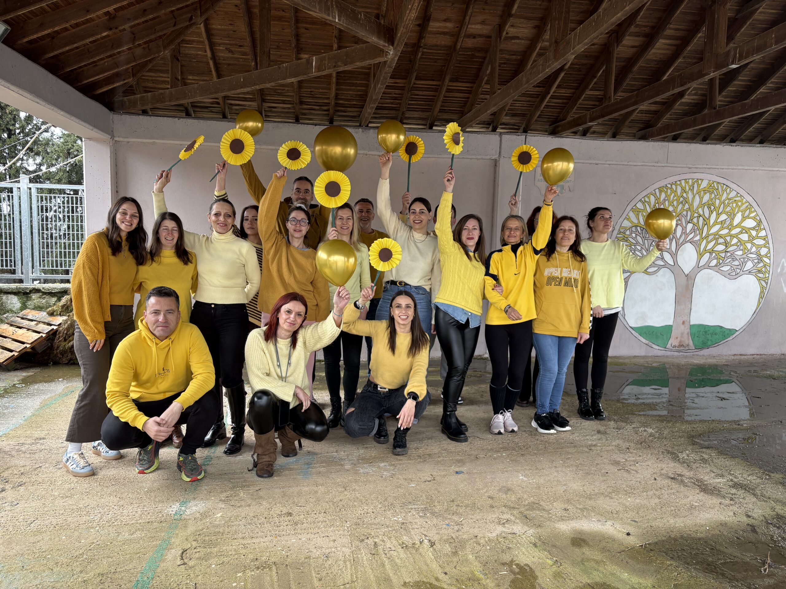 Το Ε.Ε.Ε.Ε.Κ. Κομοτηνής γέμισε με το χρώμα της ελπίδας για την “Παγκόσμια Ημέρα κατά του Παιδικού Καρκίνου” (φωτος)