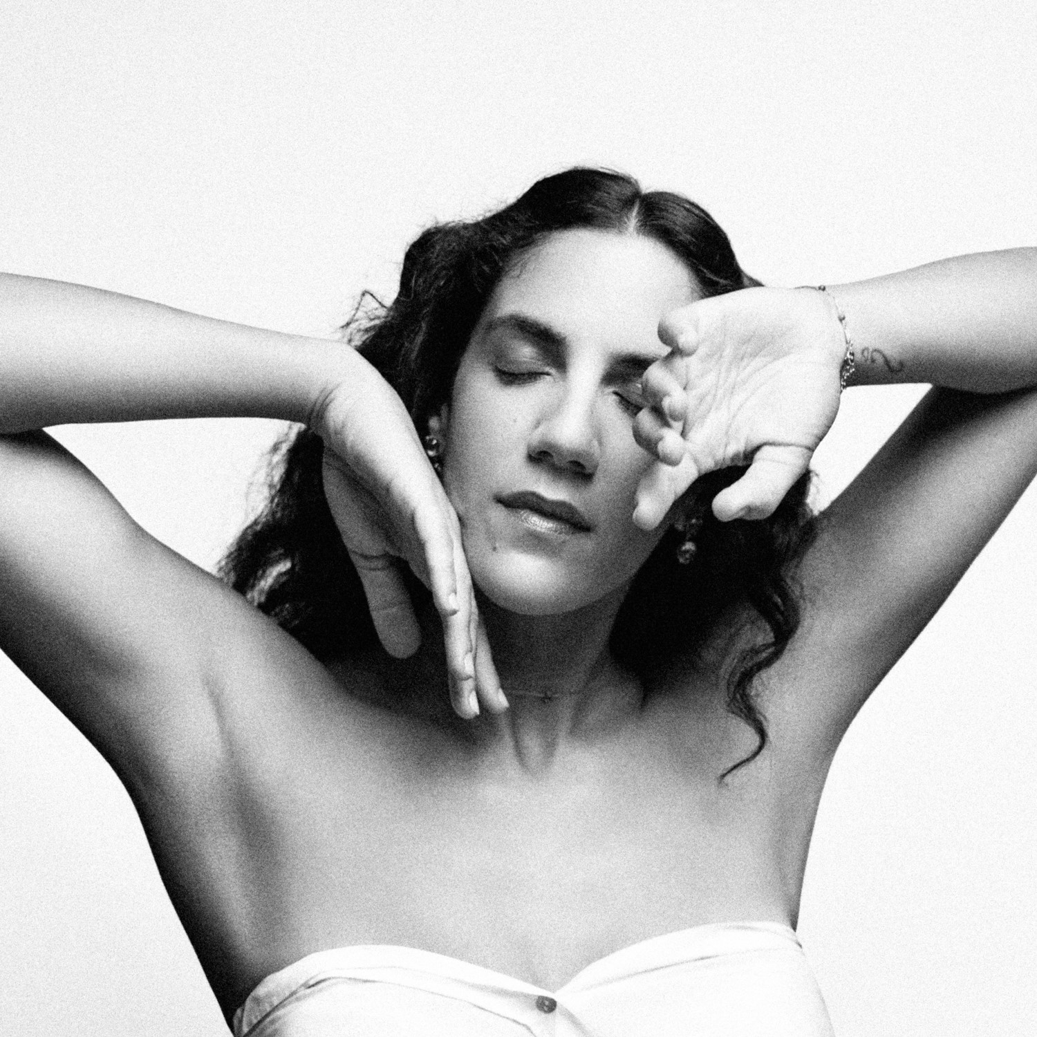 Η Eleni κυκλοφορεί το νέο της άλμπουμ “Ξανά” !