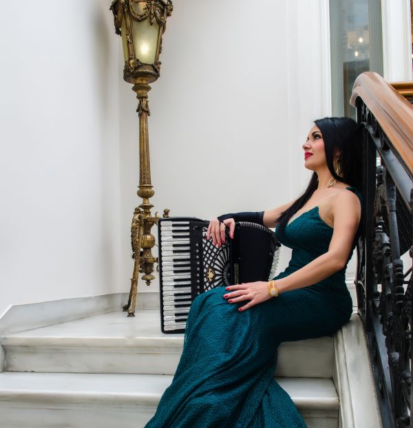 Συμφωνική παράσταση με τίτλο “Μια Βεντάλια από Γυναίκες” της Ζωής Τηγανούρια- “Η Ελληνική μουσική έχει παγκόσμια δύναμη!”