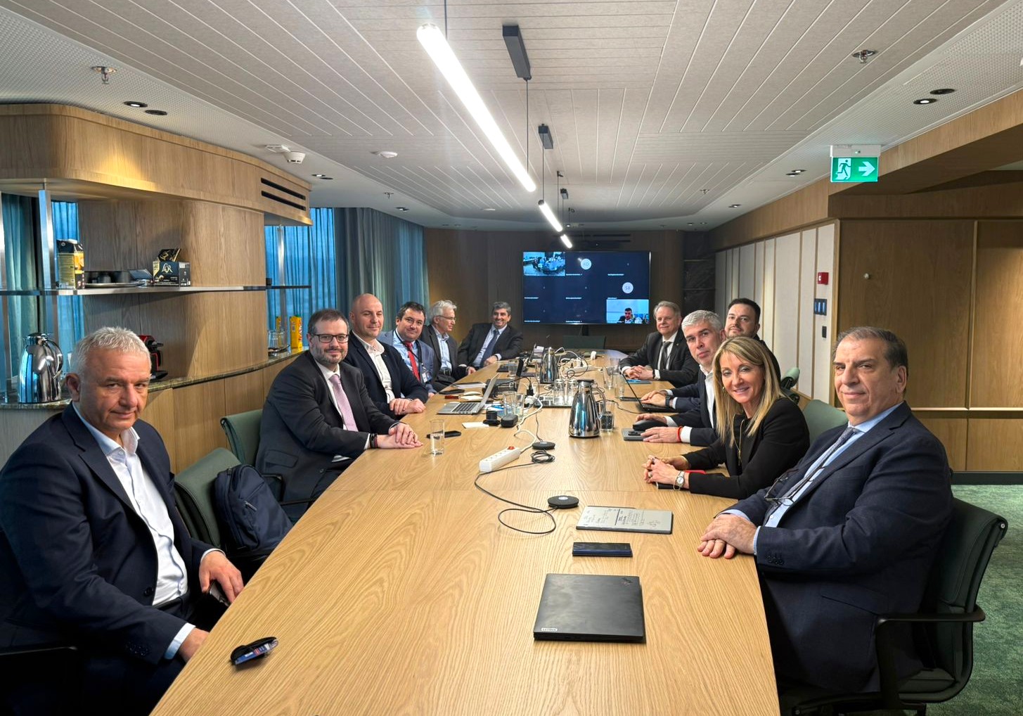 Συμφωνία μεταξύ Διαχειριστών και Ευρωπαϊκής Επιτροπής για τον Κάθετο Διάδρομο Συμφωνία μεταξύ Διαχειριστών και Ευρωπαϊκής Επιτροπής για τον Κάθετο Διάδρομο