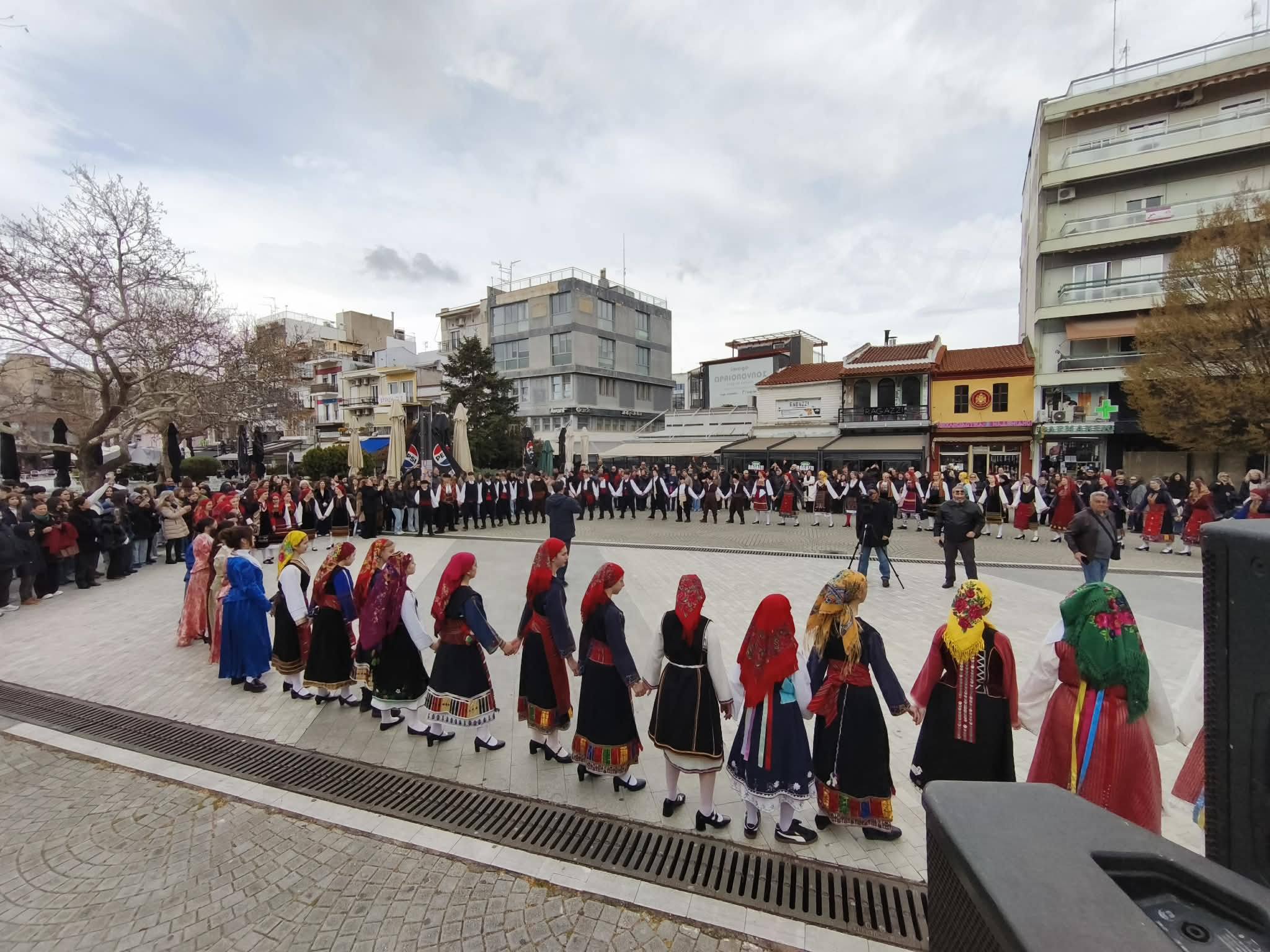 Με μεγάλη συμμετοχή η “2η Γυμνασιάδα Ελληνικών Παραδοσιακών Χορών” στην κεντρική πλατεία Κομοτηνής (φωτος)