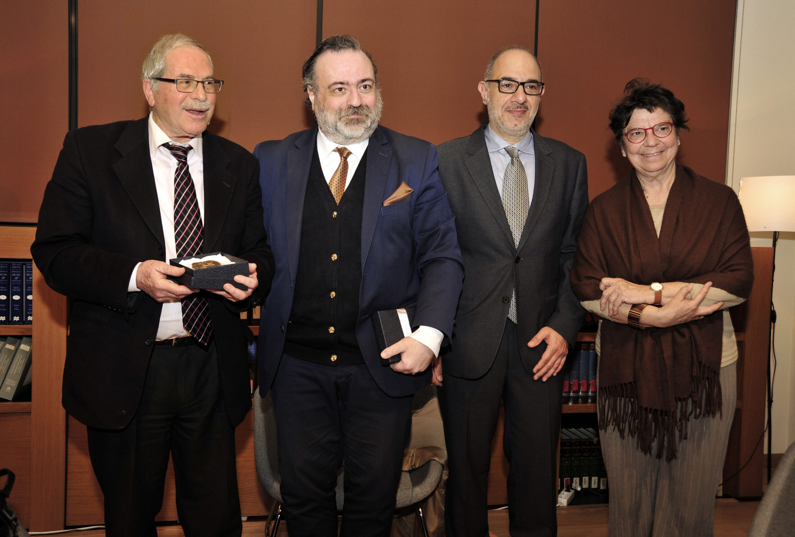 Παρουσίαση του λευκώματος «Χειρόγραφα & Αυτόγραφα» του Αρχείου Σγουράκη (φωτος) Παρουσίαση του λευκώματος «Χειρόγραφα & Αυτόγραφα» του Αρχείου Σγουράκη (φωτος)