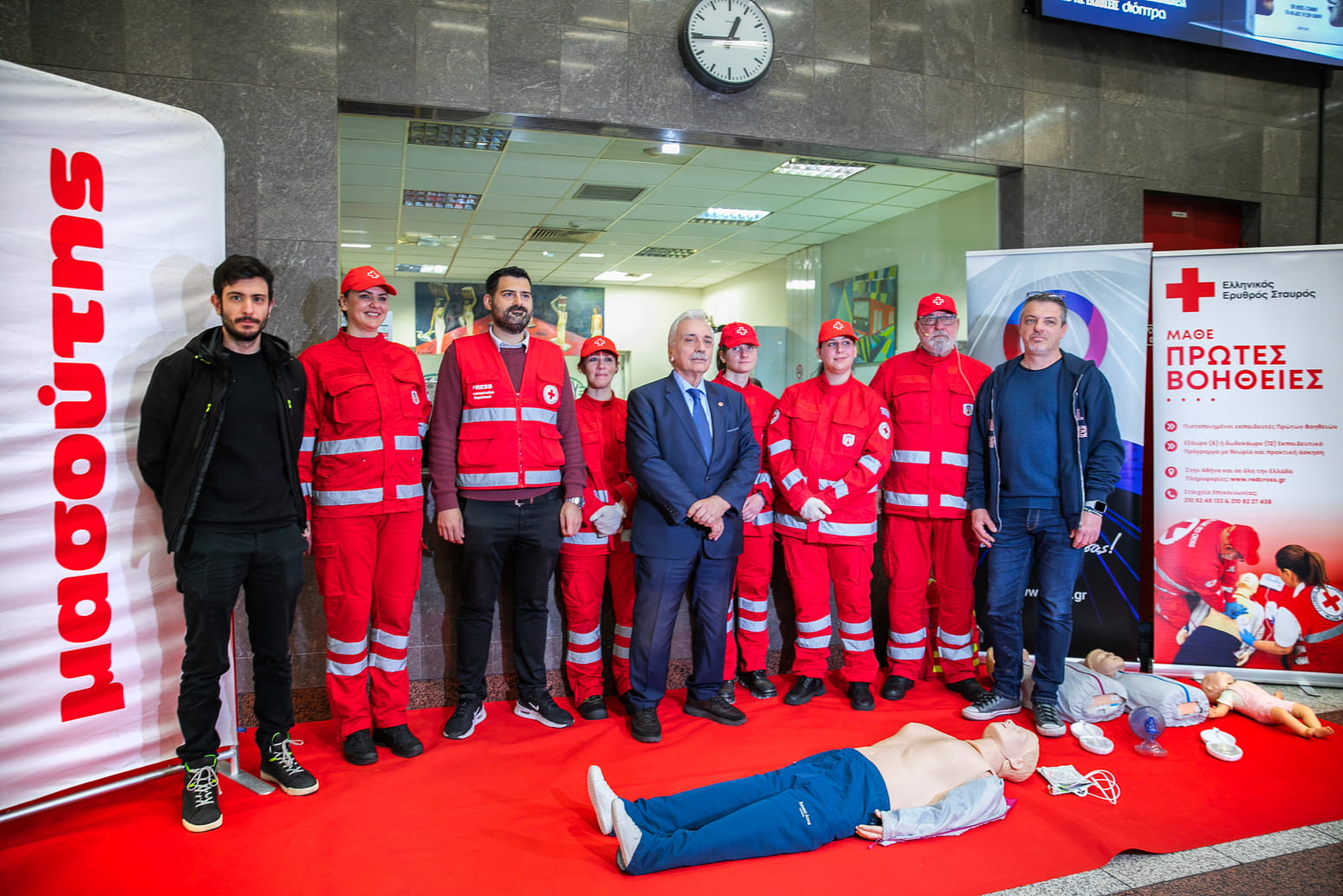 Ο Ελληνικός Ερυθρός Σταυρός παρουσίασε τη χρήση αυτόματου εξωτερικού  απινιδωτή (AED) στο Μετρό Συντάγματος