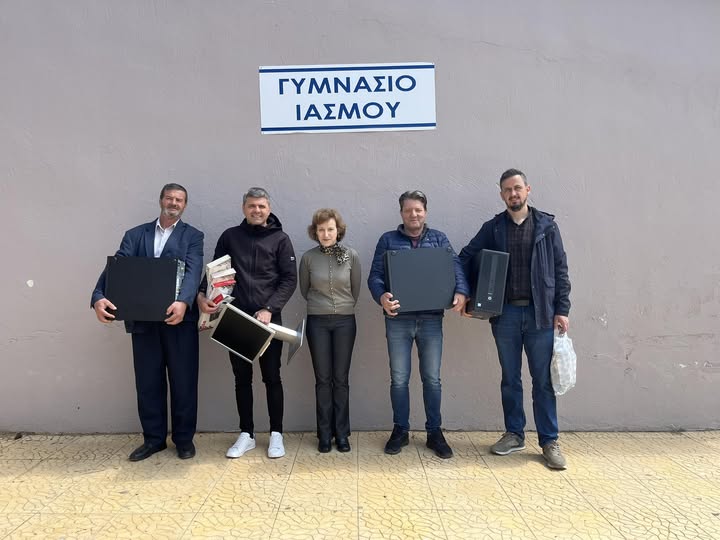 Παράδοση τριών υπολογιστών στο Γυμνάσιο Ιάσμου από τη ΔΕΜΠ Κομοτηνής