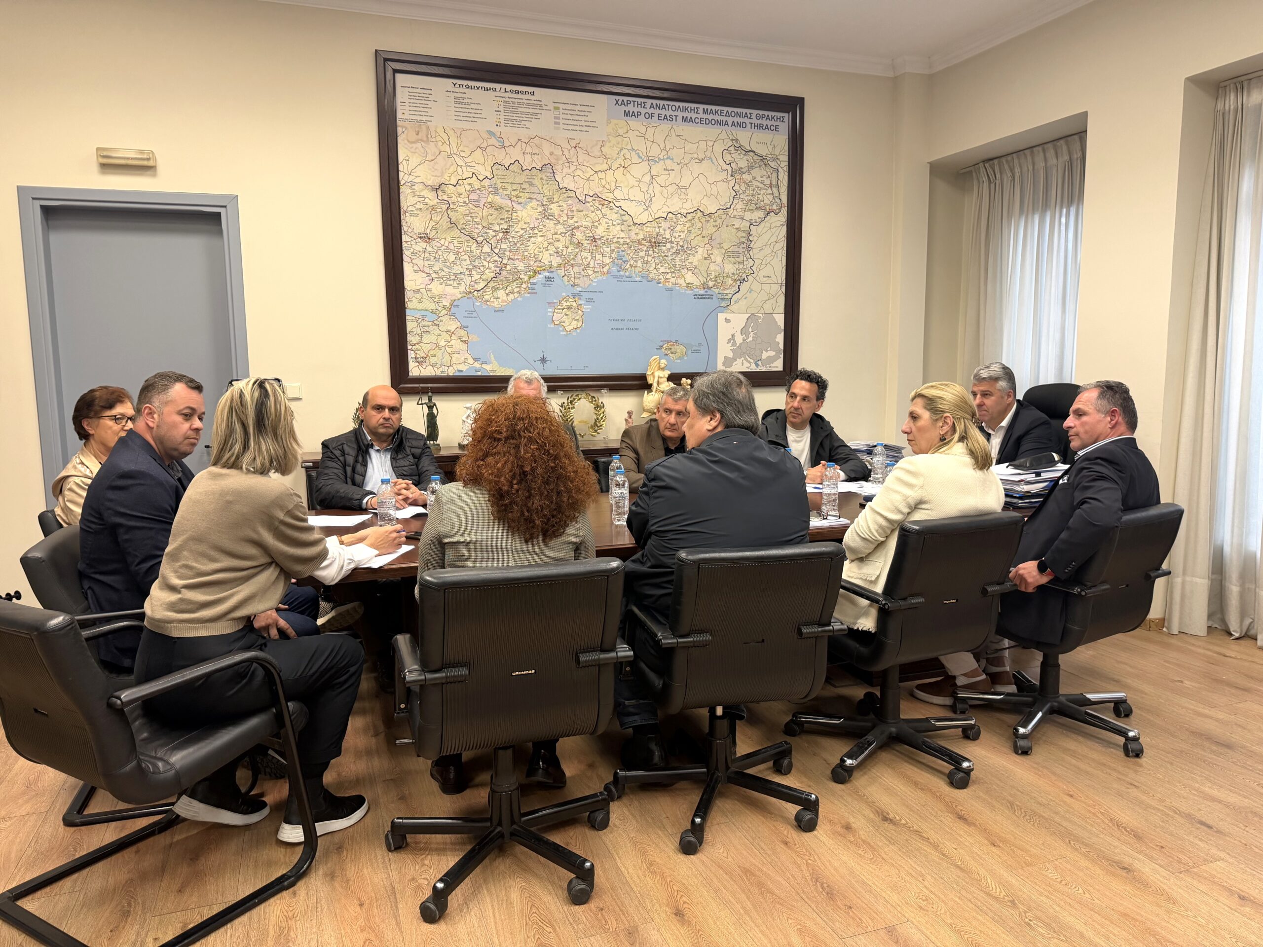 Συνάντηση του Περιφερειάρχη Χριστόδουλου Τοψίδη με εκπροσώπους των Εμπορικών Συλλόγων ΑΜΘ