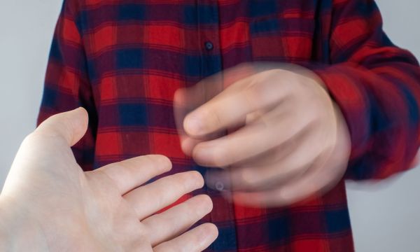 Έλληνες φοιτητές δημιούργησαν συσκευή που εξαφανίζει το τρέμουλο του Πάρκινσον