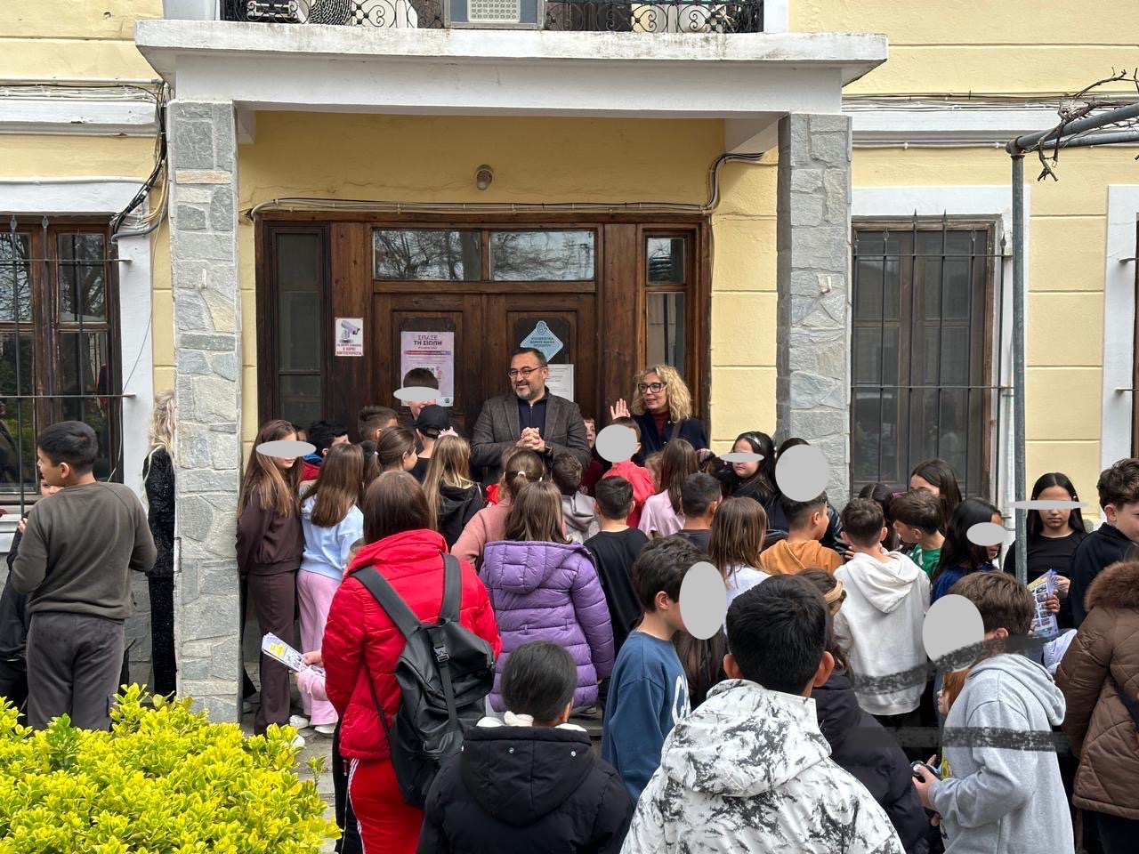 “Χελιδονίσματα” από μαθητές του Διαπολιτισμικού Δημοτικού Σχολείου Ιάσμου στο Δημαρχείο της πόλης