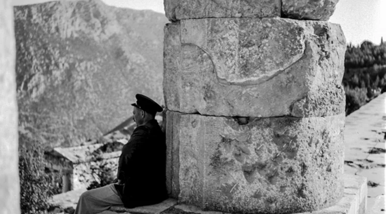 Δημοτική Βιβλιοθήκη Κομοτηνής: Παρουσιάζεται το φωτογραφικό λεύκωμα  με τίτλο “Οι Δελφοί τη δεκαετία του 1950 με τον Robert McCabe”
