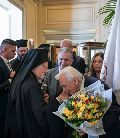Ο Ελληνικός Ερυθρός Σταυρός τιμά τον Οικουμενικό Πατριάρχη Βαρθολομαίο με Χρυσό Σταυρό μετά Χρυσού Κλάδου Δάφνης