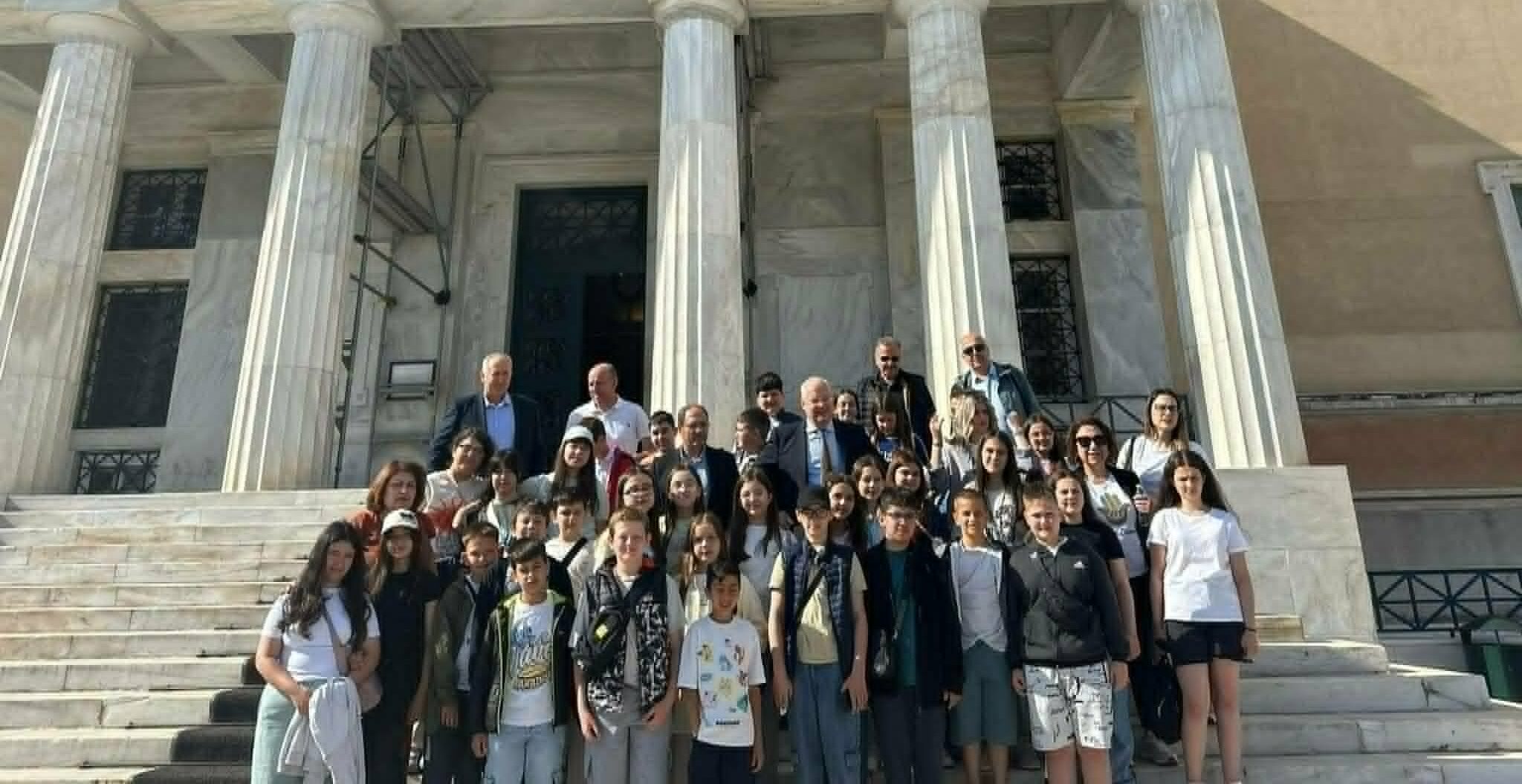 Μαθητές και εκπαιδευτικοί μειονοτικών δημοτικών σχολείων της Ροδόπης επισκέφτηκαν τον βουλευτή Ροδόπης Ιλχάν Αχμέτ στη Βουλή των Ελλήνων (φωτος)