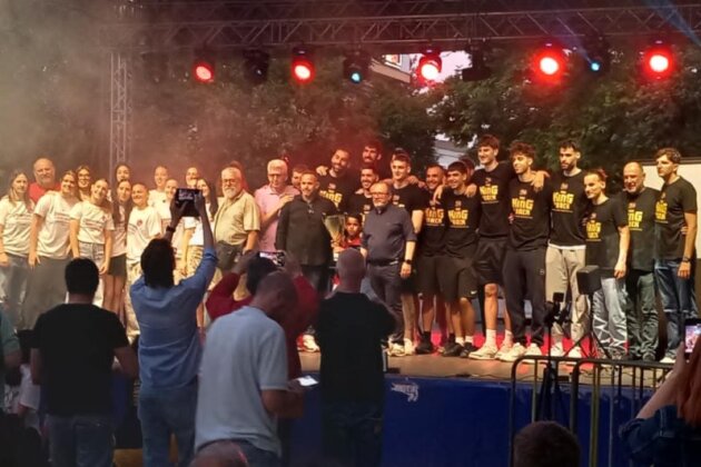 Με πυροτεχνήματα και… Φουρέιρα η γιορτή του Δήμου Κομοτηνής στην Πλατεία για την ανδρική και τη γυναικεία ομάδα του ΓΑΣ (+video) Με πυροτεχνήματα και… Φουρέιρα η γιορτή του Δήμου Κομοτηνής στην Πλατεία για την ανδρική και τη γυναικεία ομάδα του ΓΑΣ (+video)