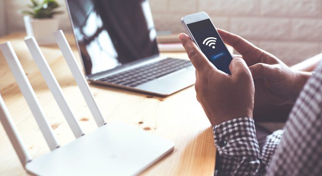 Τοποθετείστε αλουμινόχαρτο κάτω από το Wi-Fi router- Γιατί το το συνιστούν οι ειδικοί Τοποθετείστε αλουμινόχαρτο κάτω από το Wi-Fi router- Γιατί το το συνιστούν οι ειδικοί