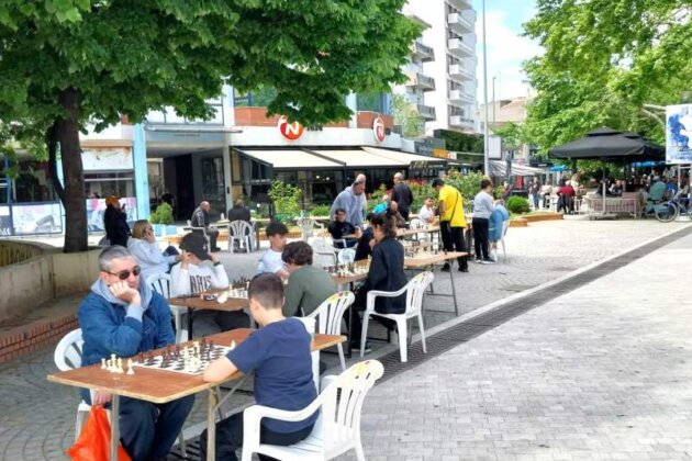 Μικροί και μεγάλοι γνώρισαν το σκάκι στην Κεντρική Πλατεία Κομοτηνής στο πλαίσιο των Ελευθερίων