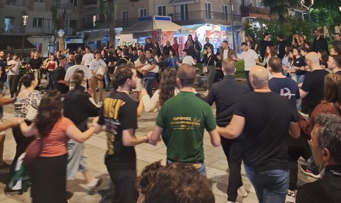 Έστησαν Θρακιώτικο γλέντι στη Θεσσαλονίκη – Μουσική και χορός στη Ναυαρίνου (VIDEO)