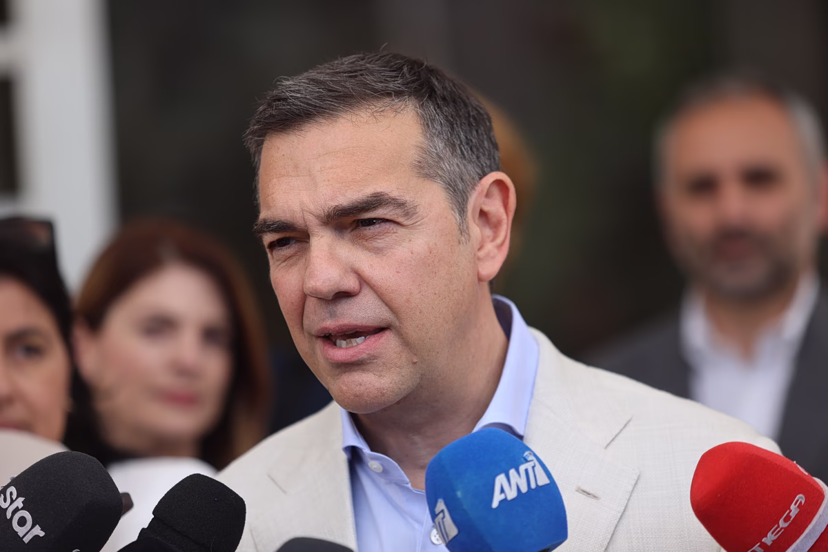 Ο Αλέξης Τσίπρας κατέθεσε στον Άρειο Πάγο την ιδρυτική διακήρυξη του κόμματός του με τίτλο ΕΛΑΣ (Ελληνική Αριστερή Συμπαράταξη) Ο Αλέξης Τσίπρας κατέθεσε στον Άρειο Πάγο την ιδρυτική διακήρυξη του κόμματός του με τίτλο ΕΛΑΣ (Ελληνική Αριστερή Συμπαράταξη)