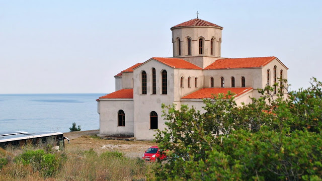 Γιορτάζεται ο Άγιος  Ευγένιος o Tραπεζούντιος στα Πετρωτά Νομού Ροδόπης,  στον ομώνυμο Ιερό Ναό