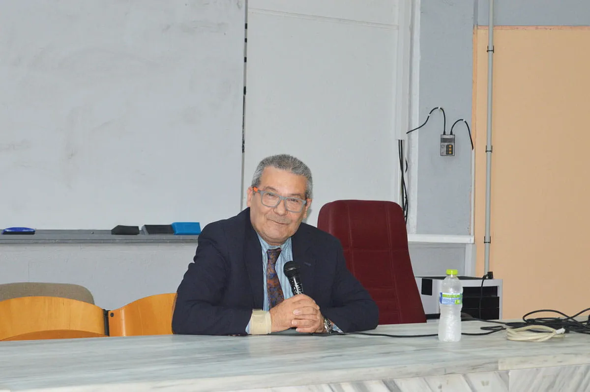 Συγκίνηση στη τελευταία διάλεξη του Καθ. Αλκιβιάδη Δερβιτσιώτη στη Νομική Κομοτηνής – Φοιτητές και συνάδελφοι τον αποχαιρέτησαν όρθιοι (φωτος) Συγκίνηση στη τελευταία διάλεξη του Καθ. Αλκιβιάδη Δερβιτσιώτη στη Νομική Κομοτηνής – Φοιτητές και συνάδελφοι τον αποχαιρέτησαν όρθιοι (φωτος)