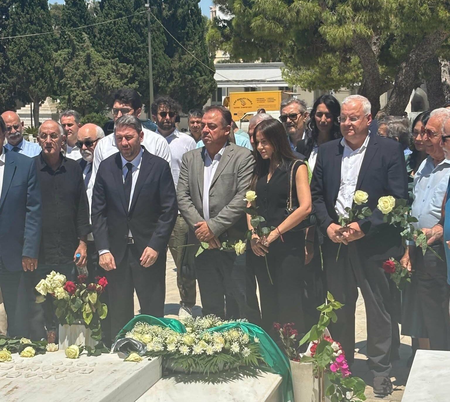Ανδρουλάκης και Ιλχάν Αχμέτ απέτισαν φόρο τιμής  στον τάφο του Ανδρέα  Παπανδρέου