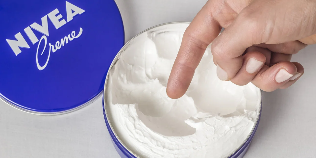 Φαρμακοποιός: Η κρέμα Nivea στο μπλε κουτί δεν θεραπεύει τα ηλιακά εγκαύματα!