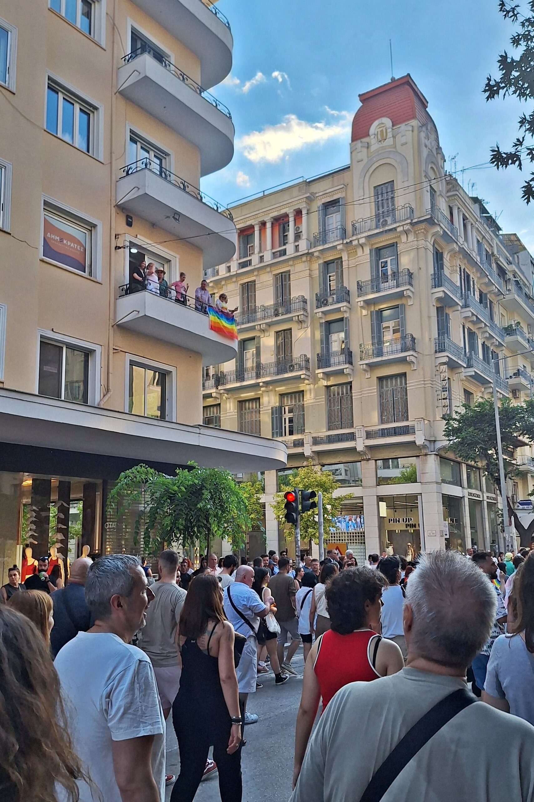 Με τη λαμπρή παρουσία της Ευαγγελίας και τη γεμάτη κέφι και κόσμο παραλία μπροστά στο Λευκό Πύργο έκλεισε το 14ο Thessaloniki Pride με την καθιερωμένη συναυλία