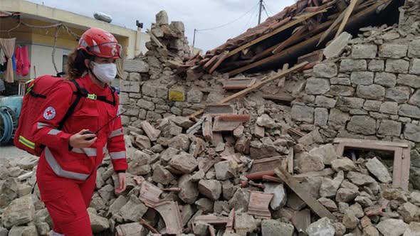 Ο Ελληνικός Ερυθρός Σταυρός προτείνει χρήσιμες οδηγίες προστασίας σε περίπτωση σεισμικών φαινομένων Ο Ελληνικός Ερυθρός Σταυρός προτείνει χρήσιμες οδηγίες προστασίας σε περίπτωση σεισμικών φαινομένων