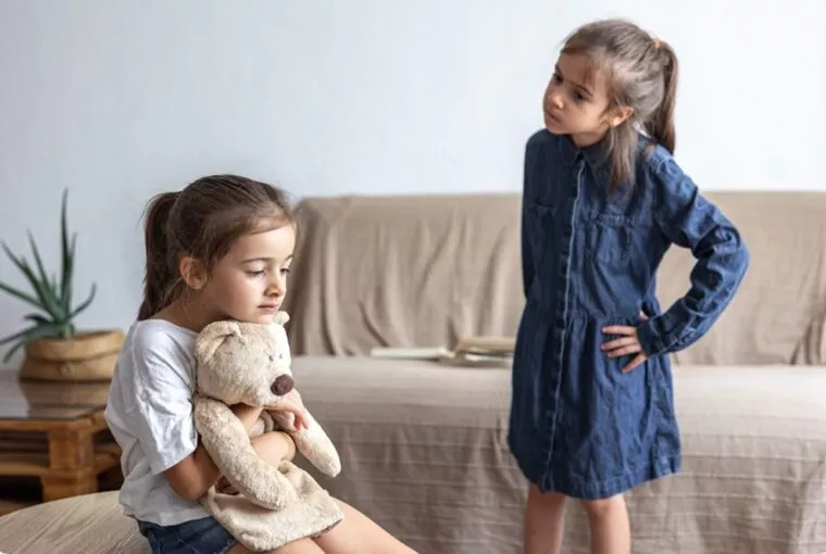 Στους καβγάδες των παιδιών, ο στόχος δεν είναι να βρούμε τον «ένοχο», αλλά να φέρουμε ξανά την ηρεμία Στους καβγάδες των παιδιών, ο στόχος δεν είναι να βρούμε τον «ένοχο», αλλά να φέρουμε ξανά την ηρεμία
