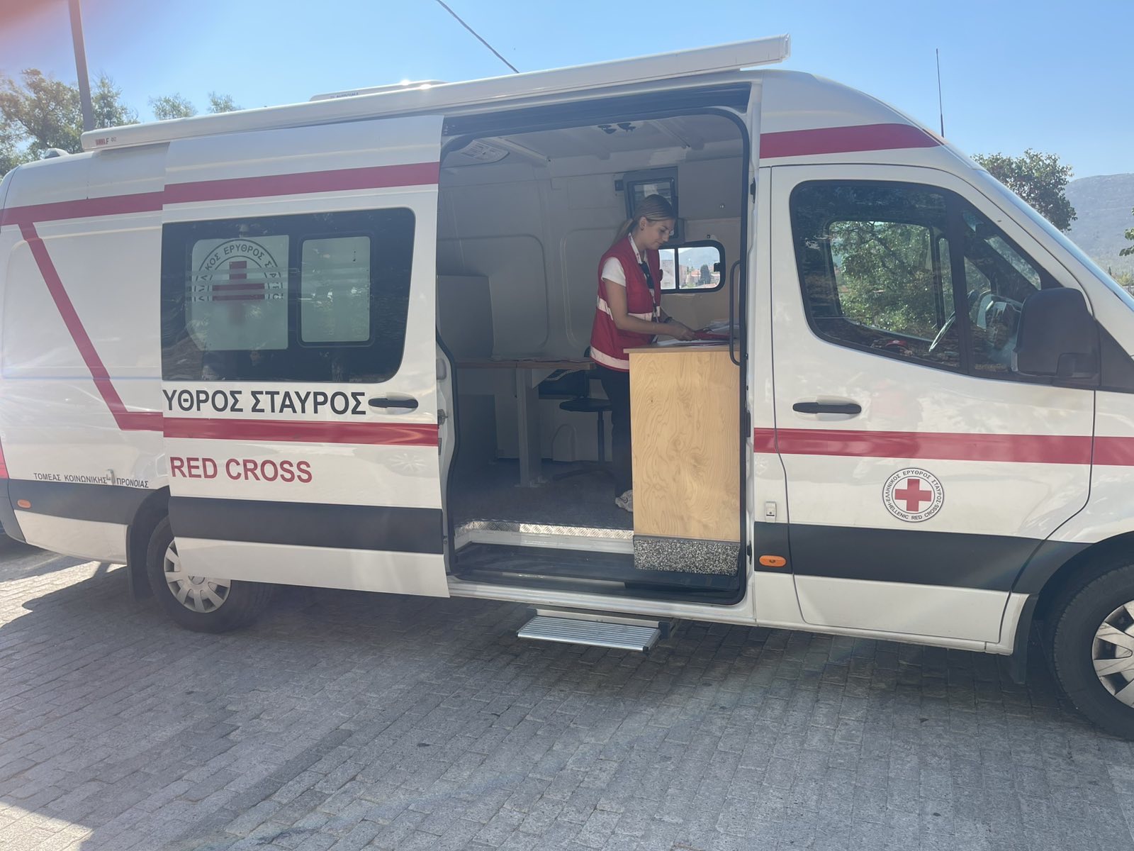 Ο Ελληνικός Ερυθρός Σταυρός προσφέρει ψυχοκοινωνική υποστήριξη στους πυρόπληκτους της Δυτικής Αττικής Ο Ελληνικός Ερυθρός Σταυρός προσφέρει ψυχοκοινωνική υποστήριξη στους πυρόπληκτους της Δυτικής Αττικής