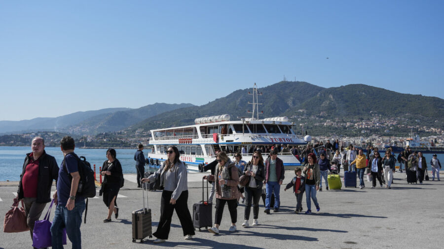 Χιλιάδες Τούρκοι τουρίστες στα Ελληνικά νησιά Χιλιάδες Τούρκοι τουρίστες στα Ελληνικά νησιά