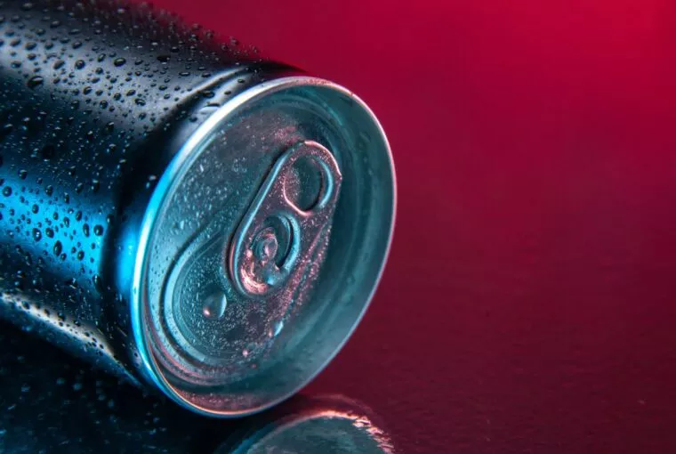 Έφηβοι και energy drinks: Τι χρειάζεται να γνωρίζουν οι γονείς πριν από το επόμενο κουτάκι