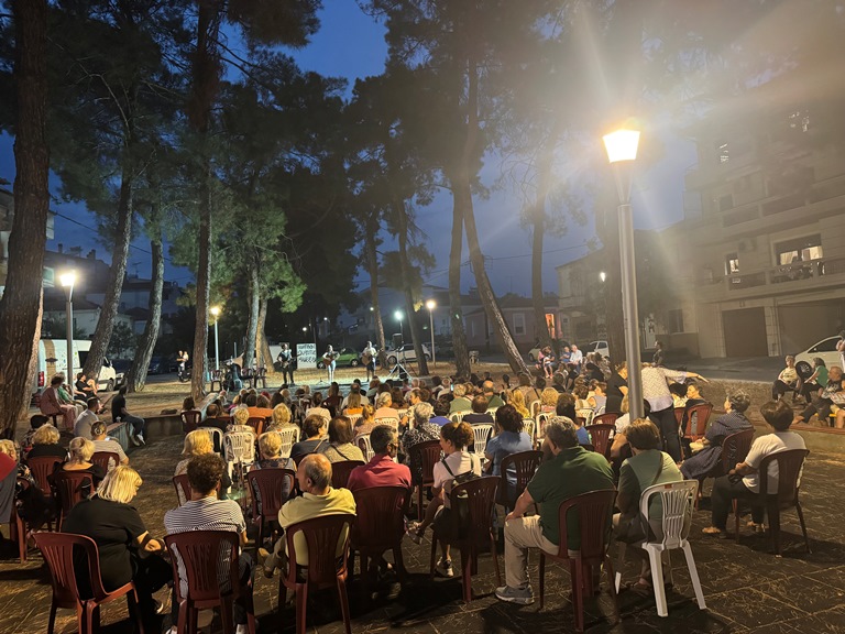 Από την ΠΕ Δράμας και την ΕΚΔ-ΣΑΦ συνεχίζονται οι μουσικές Τετάρτες με την εκδήλωση «Οι Γειτονιές Τραγουδούν» Από την ΠΕ Δράμας και την ΕΚΔ-ΣΑΦ συνεχίζονται οι μουσικές Τετάρτες με την εκδήλωση «Οι Γειτονιές Τραγουδούν»