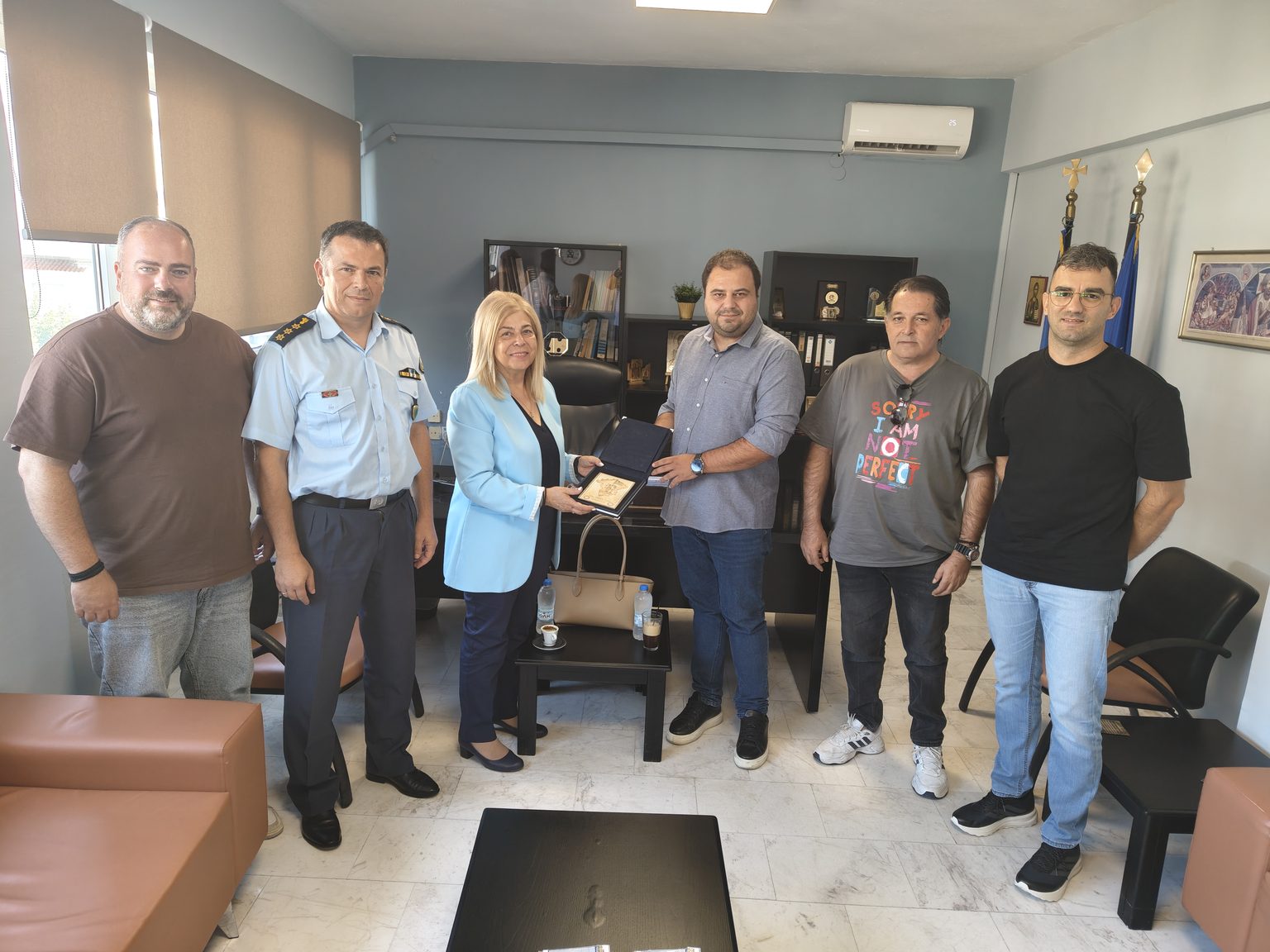 Δωρεά αιμοστατικών επιδέσμων στο Σωματείο Αστυνομικών Ξάνθης από τη Διοικήτρια του Γενικού Νοσοκομείου Ξάνθης, Ζωή Κοσμίδου Δωρεά αιμοστατικών επιδέσμων στο Σωματείο Αστυνομικών Ξάνθης από τη Διοικήτρια του Γενικού Νοσοκομείου Ξάνθης, Ζωή Κοσμίδου