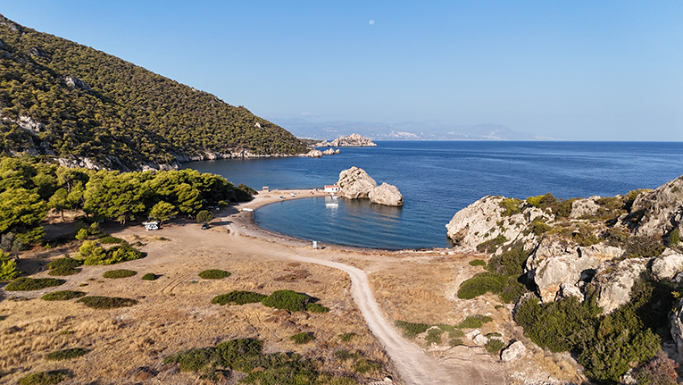 Μυλοκοπή: Η παραλία κοντά στην Αθήνα που μοιάζει με εξωτικό νησί (βίντεο)