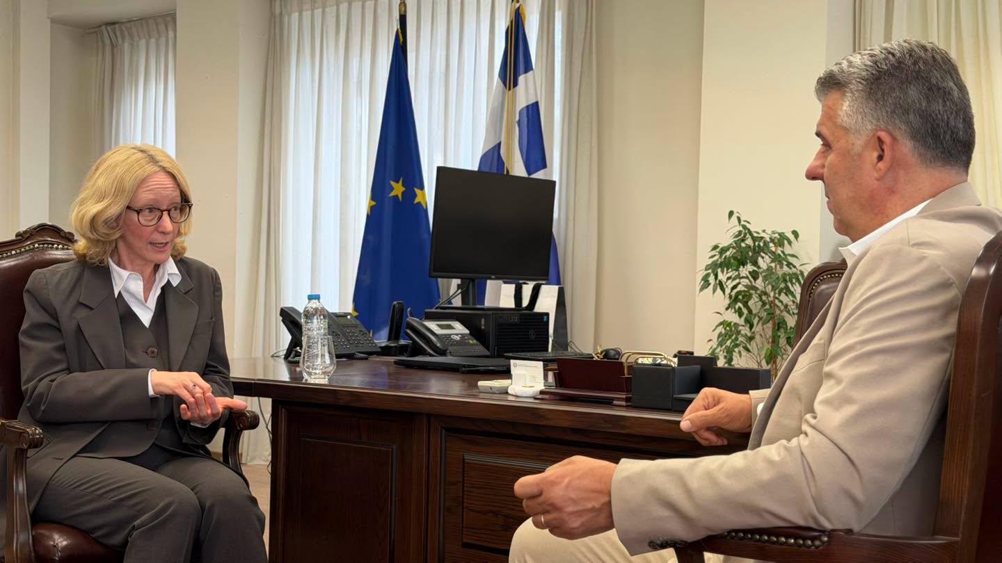 Η πρέσβειρα της Αυστρίας στην Ελλάδα επισκέφτηκε τον περιφερειάρχη Χριστόδουλο Τοψίδη στην έδρα της Περιφέρειας ΑΜΘ στην Κομοτηνή Η πρέσβειρα της Αυστρίας στην Ελλάδα επισκέφτηκε τον περιφερειάρχη Χριστόδουλο Τοψίδη στην έδρα της Περιφέρειας ΑΜΘ στην Κομοτηνή