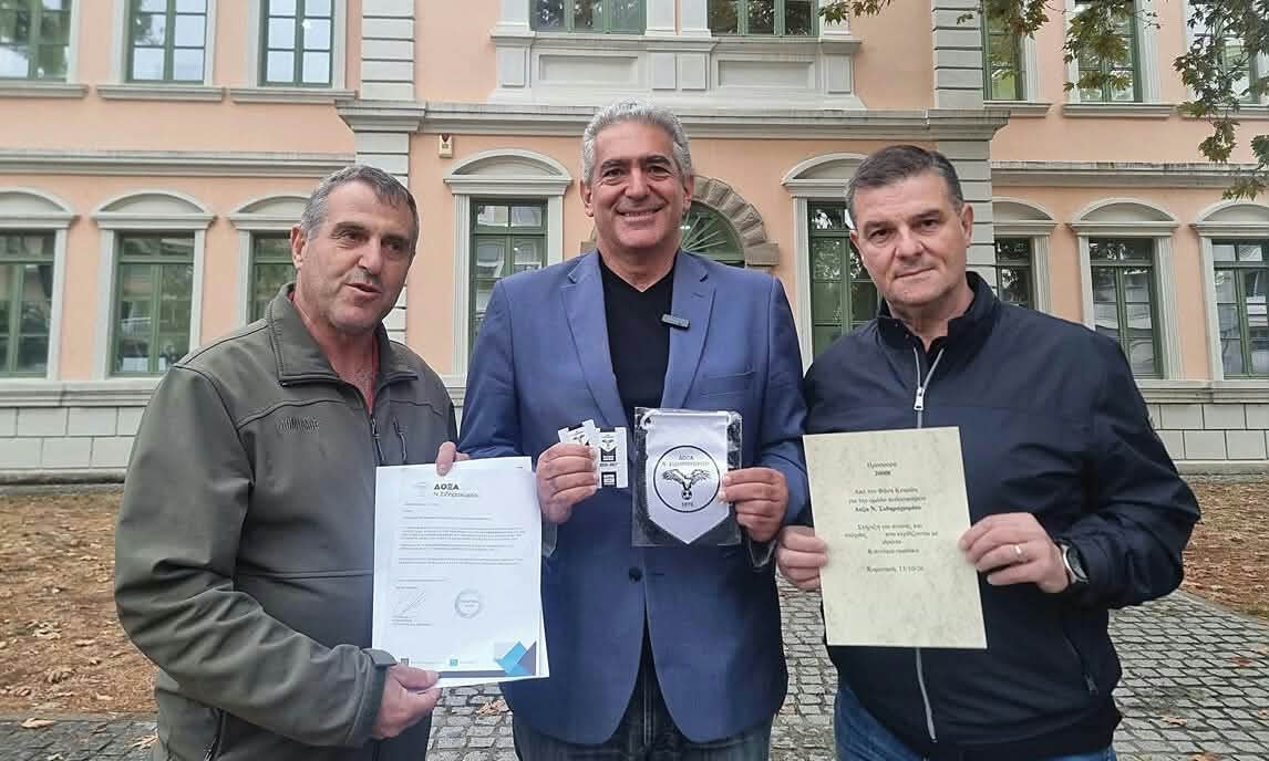 Δωρεά 2000 ευρώ στην ποδοσφαιρική ομάδα της Δόξας Νέου Σιδηροχωρίου, από τον Θ. Κωφίδη- πολιτευτή και πρόεδρο του ΕΑΝΟΣ Δωρεά 2000 ευρώ στην ποδοσφαιρική ομάδα της Δόξας Νέου Σιδηροχωρίου, από τον Θ. Κωφίδη- πολιτευτή και πρόεδρο του ΕΑΝΟΣ