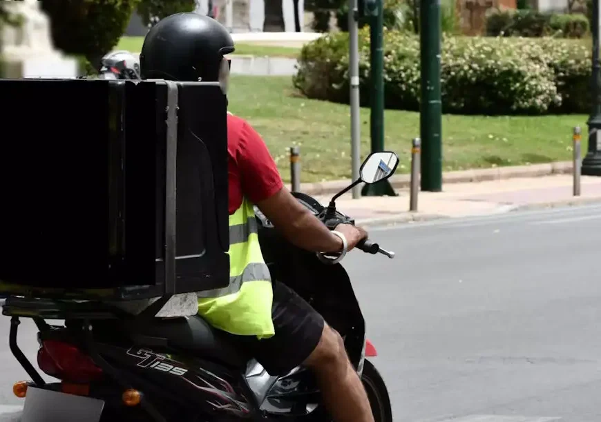 Τέλος τα μετρητά στις πληρωμές των courier – Υποχρεωτικά με κάρτα ή άλλο ηλεκτρονικό μέσο η παράδοση των αγαθών