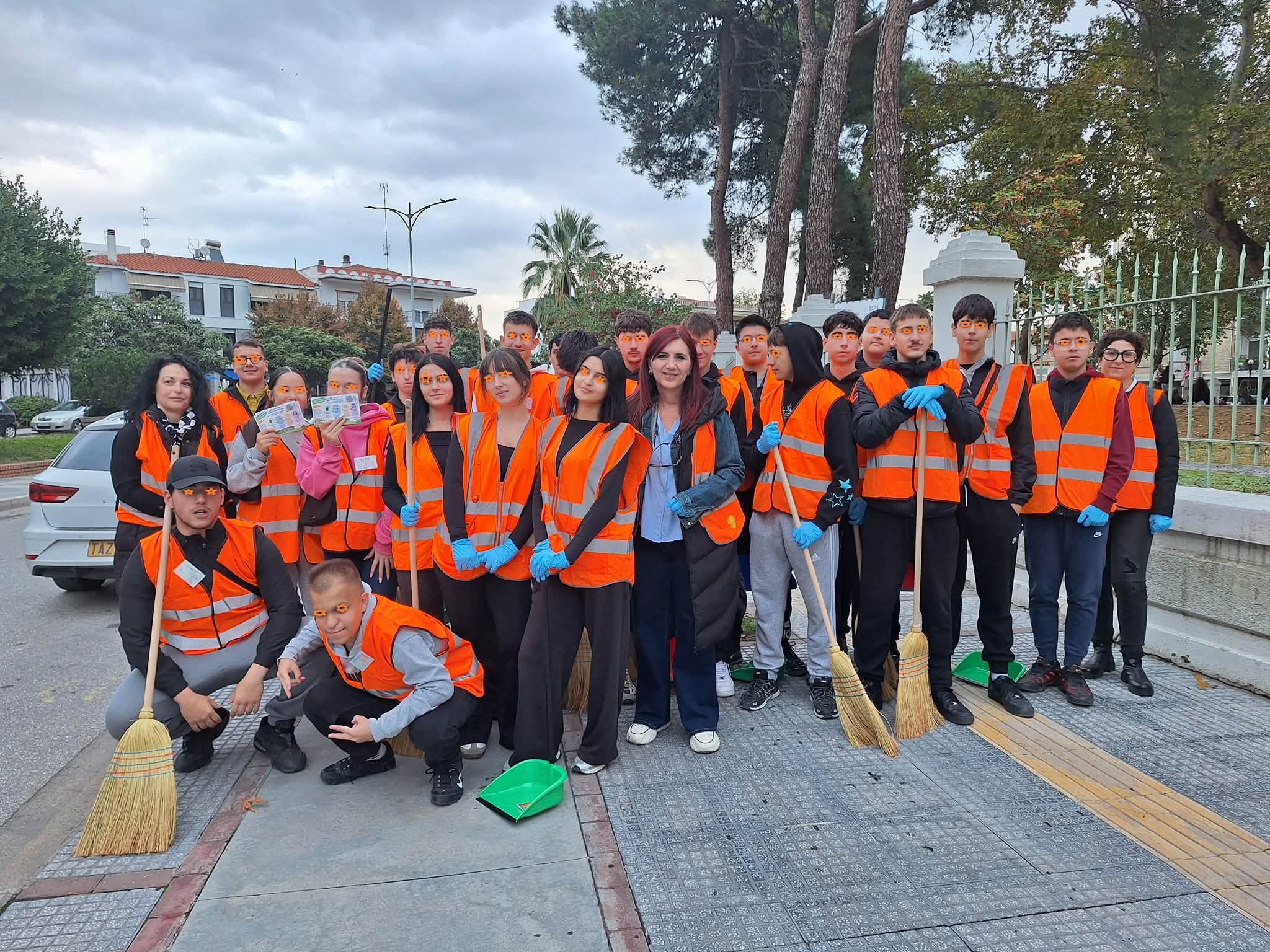 Mαθητές του 2ου ΕΠΑΛ Κομοτηνής βοήθησαν στον καθαρισμό της πόλης με στόχο την ευαισθητοποίηση των πολιτών και την ορθή διαχείριση των απορριμμάτων Mαθητές του 2ου ΕΠΑΛ Κομοτηνής βοήθησαν στον καθαρισμό της πόλης με στόχο την ευαισθητοποίηση των πολιτών και την ορθή διαχείριση των απορριμμάτων