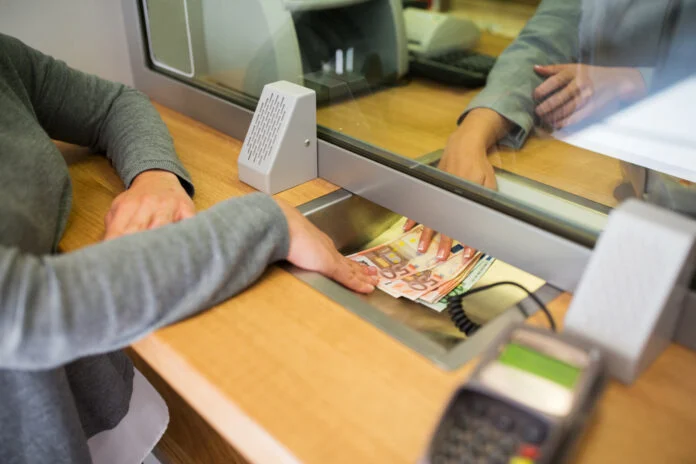 Σχεδόν 200 ευρώ δίνει το κράτος σε όσους δεσμεύσουν 15.000 ευρώ για 6 μήνες Σχεδόν 200 ευρώ δίνει το κράτος σε όσους δεσμεύσουν 15.000 ευρώ για 6 μήνες